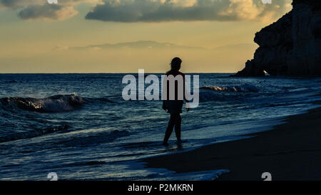 Donna con passeggiata mattutina sulla costa di Tropea, Italia Foto Stock