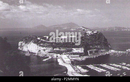 . Italiano: Napoli - isola di Nisida vista da Posillipo. Anni 1970. Autore sconosciuto. 1970s. 65 sconosciuta Nisida 6 Foto Stock