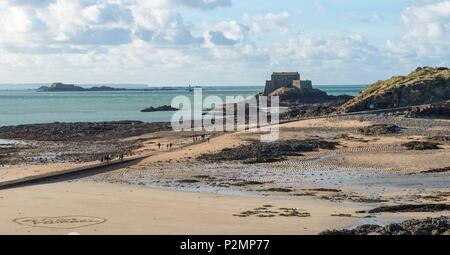 Francia, Ille et Vilaine, Costa Smeralda, Saint Malo, Petit essere fort costruire da Vauban e Garangeau nel XVII secolo.con la bassa marea. Foto Stock