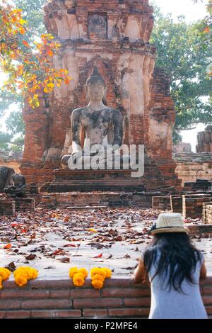 Thailandia, Ayutthaya, al parco storico di Ayutthaya,elencati come parola Patrimonio dell'UNESCO, Wat Mahathat, TESTA DEL BUDDA intrappolati nelle radici di banyan Foto Stock