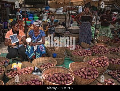 Il Togo, Lomé, MIVO energia, programma di accesso impostato da imprenditori du Monde, kit di energia delle vendite nel mercato dei capitali Foto Stock