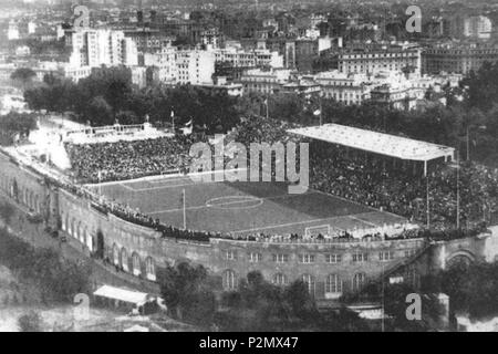 . Cartolina italiana degli anni Trenta che rappresenta lo Stadio Nazionale (Stadio Nazionale di Roma), circa 1930s. Al momento lo stadio è stato chiamato Stadio del Partito Nazionale Fascista (Nazionale Partito Fascista stadio). Più tardi è tornato al suo nome originale e informale soprannominato Stadio Torino. Nel 1957 fu demolito e sostituito con lo Stadio Flaminio. 1930s. Unknown 77 Roma Stadio Nazionale PNF 1930s Foto Stock