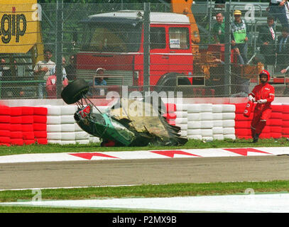 . Italiano: Incidente di Rubens Barrichello durnte la prima giornata di rivelarsi del Gran Premio di San Marino 1994 a Imola . Il 29 aprile 1994. Unknown 78 Rubens Barrichello (GP di San Marino 1994) - 03 Foto Stock