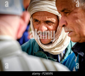 Berber uomini in conversazione al tappeto nel mercato in Tazenakht, sud del Marocco, Africa Foto Stock