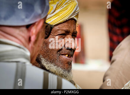 Un riff uomo al tappeto nel mercato in Tazenakht, sud del Marocco, Africa Foto Stock