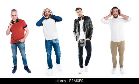 Gruppo multiculturale di uomini con le cuffie isolato su bianco Foto Stock