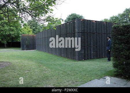 Serpentine Pavilion progettato da Frida Escobedo Foto Stock
