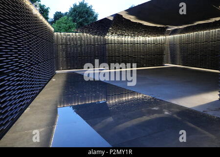 Serpentine Pavilion progettato da Frida Escobedo Foto Stock