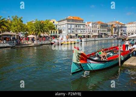 Il Portogallo, Regione centrale, Aveiro, la piccola Venezia del Portogallo il moliceiros, barche tradizionali specifiche per la regione che sono stati utilizzati per la raccolta di alghe marine Foto Stock