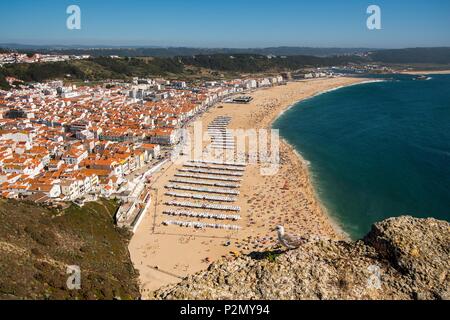 Il Portogallo, Regione centrale, Nazare, vista della spiaggia principale dal vecchio villaggio sulla scogliera Foto Stock