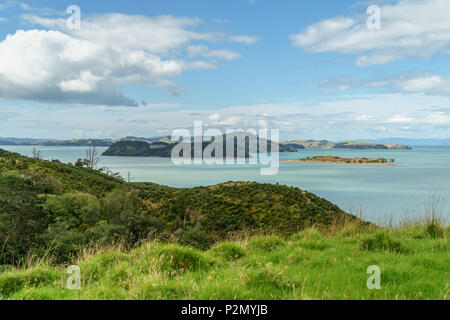 Scenic shot della bellissima costa e le isole di Waitawa Parco Regionale, Nuova Zelanda Foto Stock