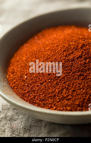 Organico secco rosso Paprika affumicato in una ciotola Foto Stock