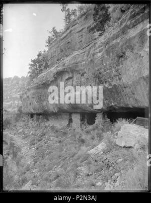 (Vecchia n. 128) cliff dwellings sotto Aubrey calcare, Walnut Canyon Coconino County, Arizona. (Alcuni - Foto Stock