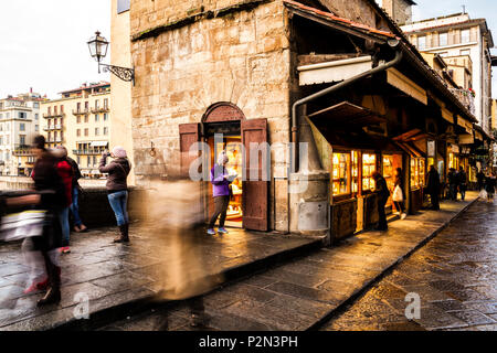 Botteghe sul Ponte Vecchio. Firenze, Provincia di Firenze, Italia. Foto Stock