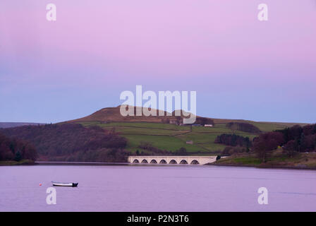 DERBYSHIRE REGNO UNITO - 15 dic : Alba su 15 dic 2013 getta una luce rosa sopra l'acqua del serbatoio Ladybower, Peak District, Derbyshire, Regno Unito Foto Stock