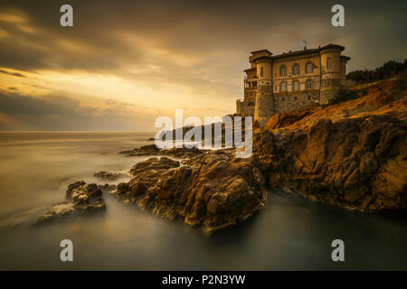 Boccale Castello sulla costa rocciosa vicino a Livorno al tramonto, Italia Foto Stock