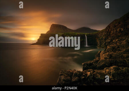 Vertice Arnafjall e Mulafossur cascata nel tramonto, Isole Faerøer Foto Stock