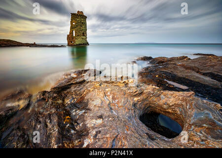 Torre Genovese di Santa Maria a Cap Corse con rocce sul primo piano, Francia, Corsica Foto Stock