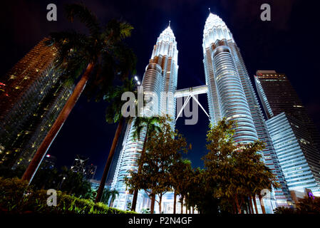 Le Torri Petronus illuminata di notte, Kuala Lumpur, Malesia Foto Stock