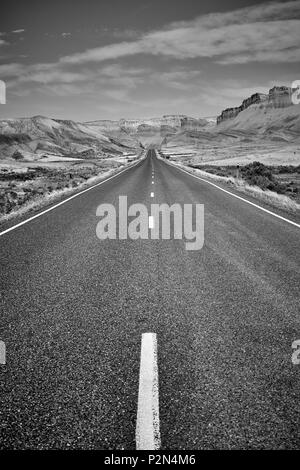 Immagine in bianco e nero di una strada panoramica, Capitol Reef National Park nello Utah, Stati Uniti d'America. Foto Stock