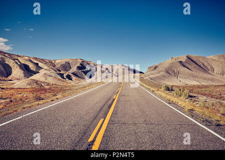 Vintage foto dai toni di una strada deserta, concetto di viaggio, STATI UNITI D'AMERICA. Foto Stock