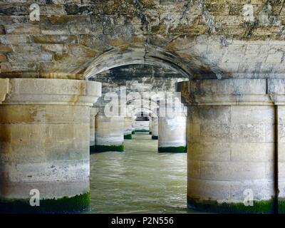 Senna che scorre sotto il ponte della Concorde, Paris, Francia. Foto Stock