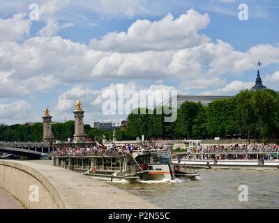 Turistiche affollate di barche e il traffico pesante sul Fiume Senna al Pont Alexandre III, bridge, con Grand Palais in background, Parigi, Francia. Foto Stock