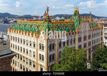 Budapest, Ungheria, area classificata come patrimonio mondiale, il tetto del Post Office Savings Bank (attuale sede della Banca nazionale di Ungheria) costruita tra il 1899 e il 1902 dall'architetto Ödön Lechner Foto Stock