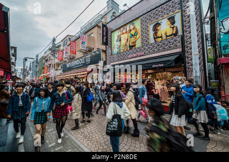 La folla durante il weekend in Takeshita Dori Harajuku, Shibuya-ku, Tokyo, Giappone Foto Stock