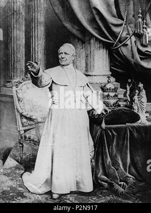 . Inglese: il Papa Pio IX in piedi di fronte al suo triregno. circa 1878. 72 sconosciuto a Papa Pio IX-02 Foto Stock