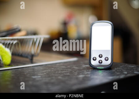 Energia nazionale Smart Meter su un piano di lavoro di una cucina con una schermata vuota per spazio di copia Foto Stock