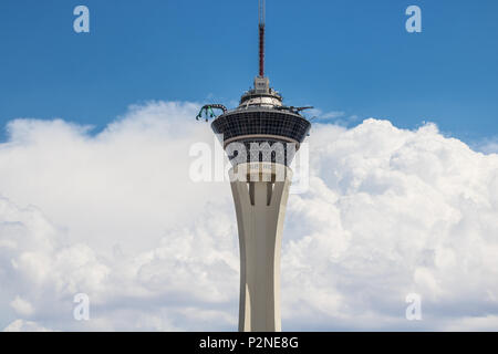 Las Vegas - Circa il luglio 2017: Stratosphere Las Vegas, il più alto freestanding torre di osservazione in noi nella parte anteriore di nuvole e un cielo blu III Foto Stock