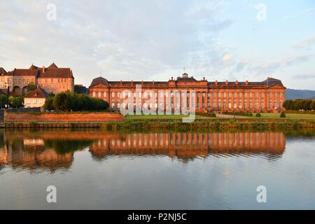 Francia, Bas Rhin, Saverne, il castello di Rohan e il vecchio castello vescovile del XVII secolo oggi sotto-prefettura sul canale dal fiume Marne al fiume Reno Foto Stock