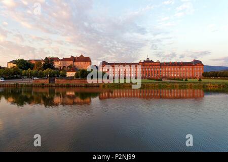 Francia, Bas Rhin, Saverne, il castello di Rohan e il vecchio castello vescovile del XVII secolo oggi sotto-prefettura sul canale dal fiume Marne al fiume Reno Foto Stock