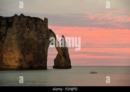 Francia, Seine Maritime, Pays de caux, Cote d'Alabastro (costa di alabastro), Etretat, l'Aval cliff, l'arco e la Aiguille (ago) d'Aval Foto Stock