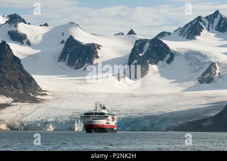 Norvegia Isole Svalbard, Spitsbergen, Hurtigruten MS Fram è ancorata in corrispondenza Smeerenburgfjorden Foto Stock