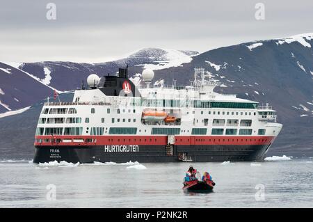 Norvegia Isole Svalbard, Spitsbergen, Hurtigruten MS Fram è ancorata in corrispondenza Liefdefjorden, Monaco Glacier Foto Stock