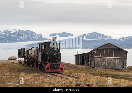 Norvegia Isole Svalbard, Spitsbergen, Ny Alesund, Kongsforden, vecchio treno di carbone Foto Stock