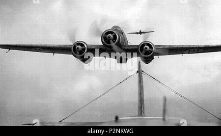 . Italiano: Aereo Savoia Marchetti SM 79 Sparviero in volo Savoia-Marchetti SM.79 . prima di 1960. 80 sconosciuto Savoia Marchetti SM 79 Sparviero in volo 2 Foto Stock