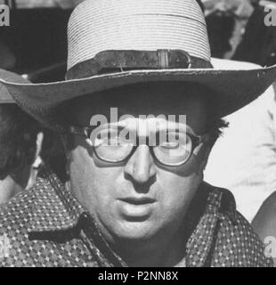 . Inglese: Sergio Leone sul set di un Genius, due partner e un Dupe (1975) Italiano: Sergio Leone sul set di 'Onu genio, a causa compari, Onu pollo". 1975. Unknown 82 Sergio Leone 1975 Foto Stock