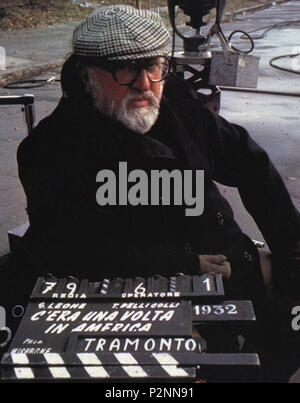 . Inglese: Sergio Leone sul set di una Volta in America (1984) Italiano: Sergio Leone sul set di c'era una volta in America (1984). 7 marzo 2006 (originale data di caricamento). L'originale uploader era Shaka in Italiano . 82 Sergio Leone Foto Stock