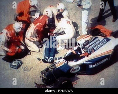 . Italiano: Soccorsi ad Ayrton Senna dopo l'incidente di Imola 1994 . 1 maggio 1994. Unknown 83 Soccorsi ad Ayrton Senna 01 Foto Stock