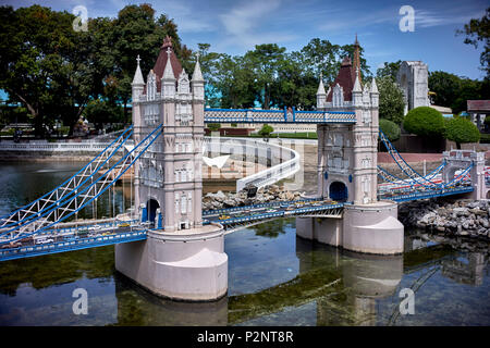 Mondo in miniatura. Tower Bridge, Londra. Modelli in scala ridotta di luoghi iconici del mondo al Siam Mini World Pattaya Thailandia. S. E. Asia. Foto Stock