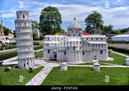Mondo in miniatura. Torre Pendente di Pisa e Cattedrale di Pisa. Modelli in scala ridotta di luoghi iconici del mondo al Siam Mini World Pattaya Thailandia. Foto Stock