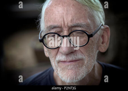 Ritratto barba uomo matura e occhiali con gli occhi chiusi Foto Stock