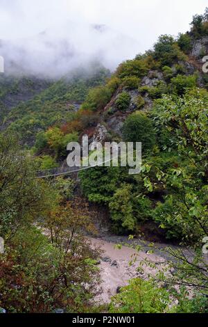 Azerbaigian, regione Ismailli, sospensione ponte sopra il fiume Girdimanchai gorge Foto Stock
