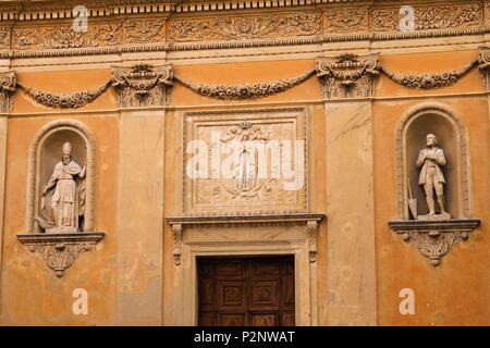 Francia, Alpes Maritimes, Menton, Place de la Concezione Immacolata Concezione cappella o di penitenti bianchi cappella, costruita tra 1680 e 1687, ingresso, bassorilievo della Immacolata Concezione, le statue di San Isidoro e Saint Elme Foto Stock