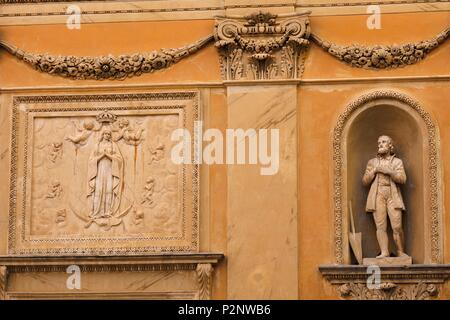 Francia, Alpes Maritimes, Menton, Place de la Concezione Immacolata Concezione cappella o di penitenti bianchi cappella, costruita tra 1680 e 1687, ingresso, bassorilievo della Immacolata Concezione, statua di Saint Elme Foto Stock