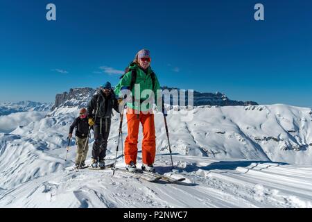 Francia, Haute Savoie, Chamonix, gli escursionisti di arrampicata in direzione della Brèche de Bérard Foto Stock
