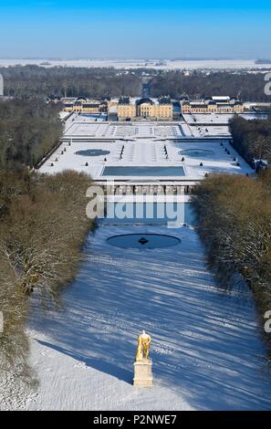 Francia, Seine et Marne, Maincy, il castello e i giardini di Vaux le Vicomte coperte da neve con in primo piano la statua di Ercole (vista aerea) Foto Stock